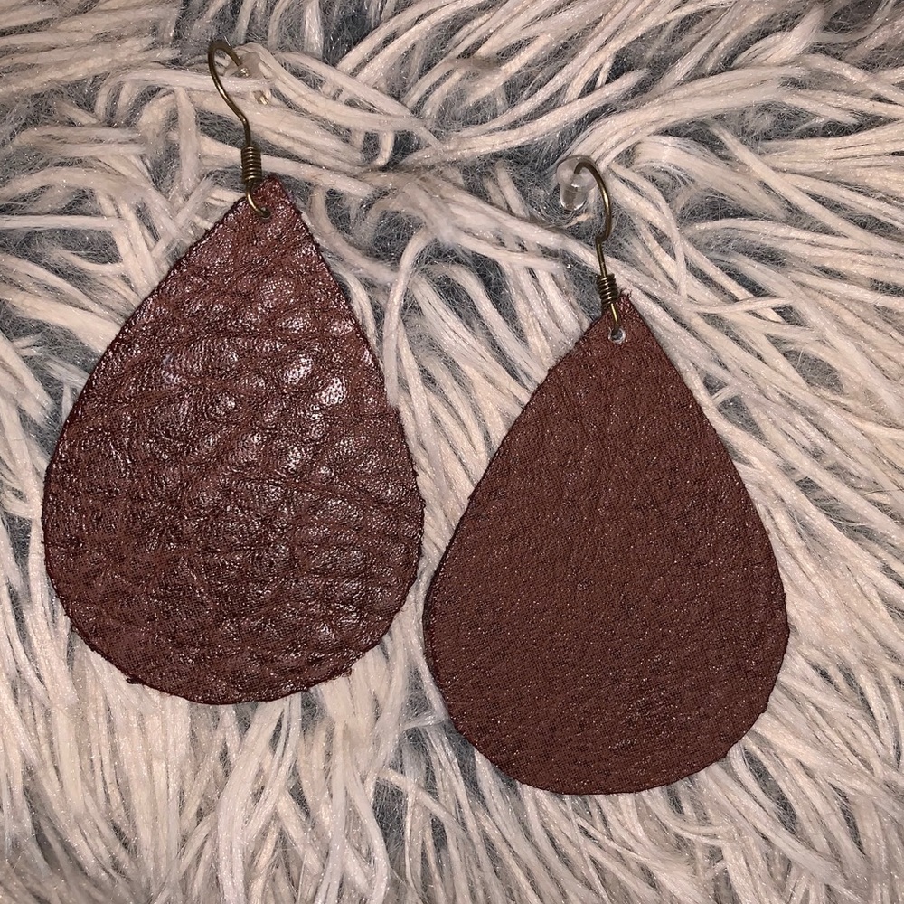 Brown teardrops faux leather earrings